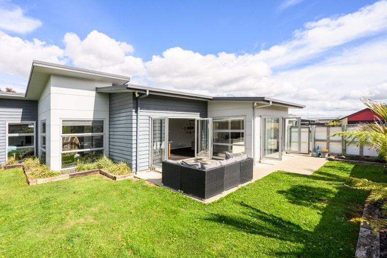 Photo of property in 17 Lorenzo Place, Kelvin Grove, Palmerston North, 4414