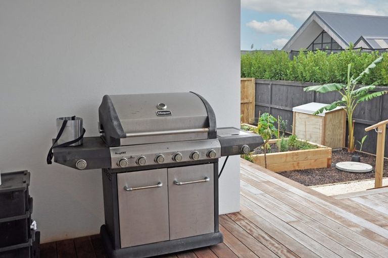 Photo of property in 52 Sandpiper Avenue, Point Wells, 0986