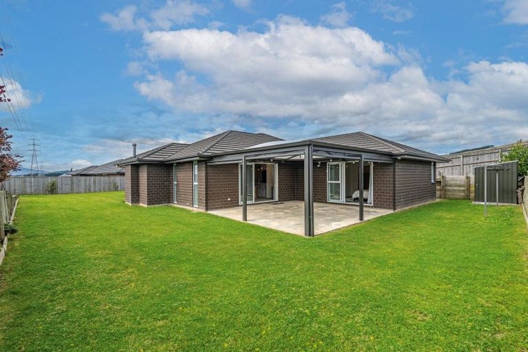 Photo of property in 13 Mediterranean Grove, Fitzherbert, Palmerston North, 4410