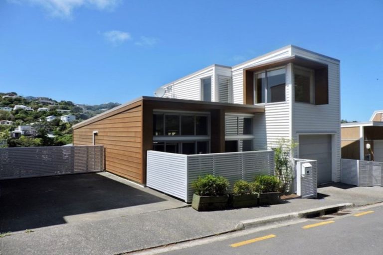 Photo of property in 30 Tiketike Way, Brooklyn, Wellington, 6021