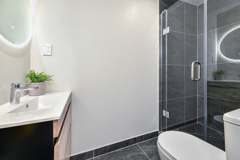 Photo of property in 2/644 Te Atatu Road, Te Atatu Peninsula, Auckland, 0610