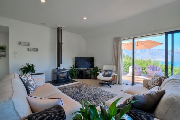 Photo of property in 101b Wynyard Crescent, Fernhill, Queenstown, 9300