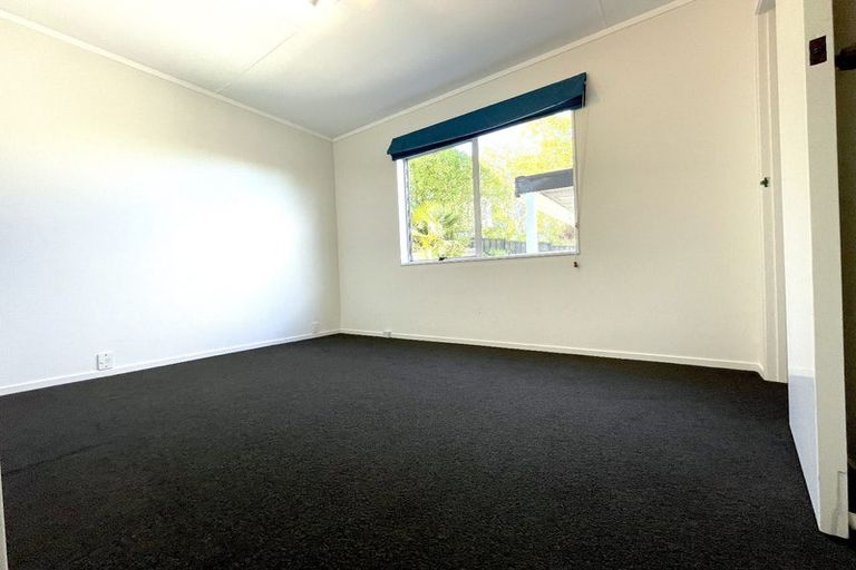 Photo of property in 15 Dalwhinnie Parade, Highland Park, Auckland, 2010