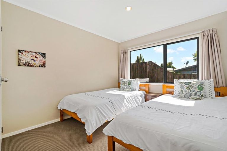 Photo of property in 2/11a Agincourt Street, Glenfield, Auckland, 0629