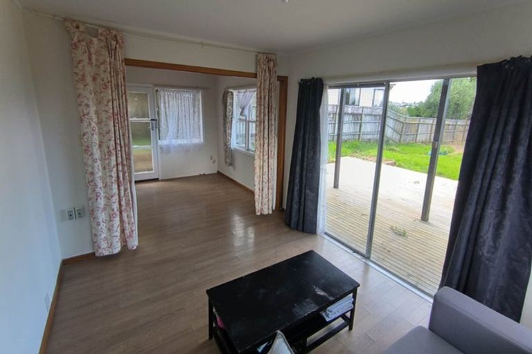 Photo of property in 327 Wairau Road, Totara Vale, Auckland, 0627