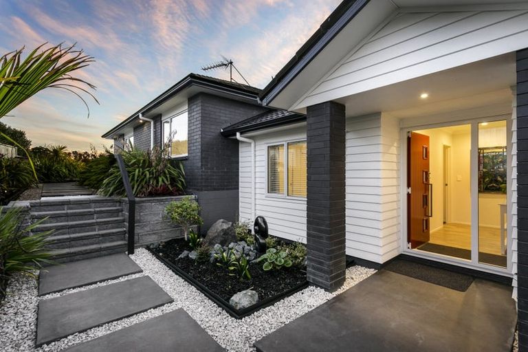 Photo of property in 44b Gilbransen Road, Kumeu, 0810