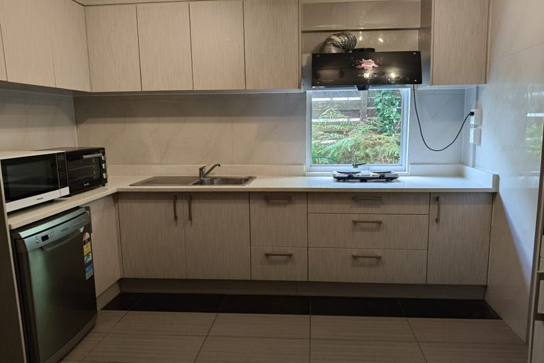 Photo of property in 4 Geoffrey Road, Torbay, Auckland, 0630