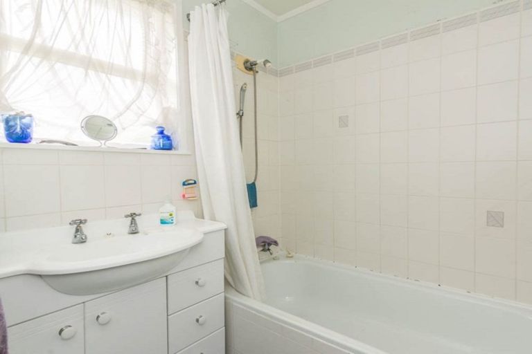 Photo of property in 3 Denyer Place, New Lynn, Auckland, 0600