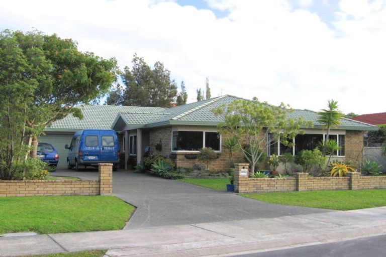 Photo of property in 27 Chalmers Close, Orewa, 0931
