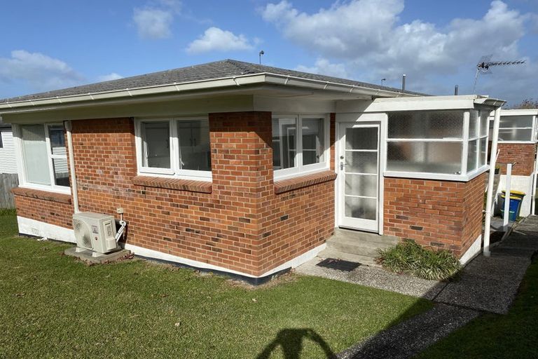 Photo of property in 2/23 Dallinghoe Crescent, Milford, Auckland, 0620