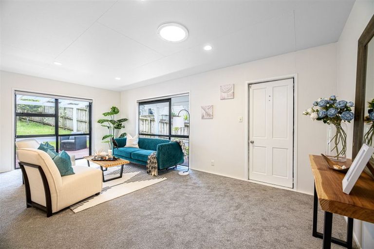 Photo of property in 1/8 Heatherleigh Rise, Northcross, Auckland, 0632