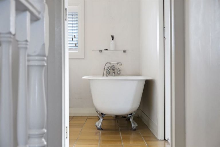 Photo of property in 1/49 Rawene Road, Birkenhead, Auckland, 0626