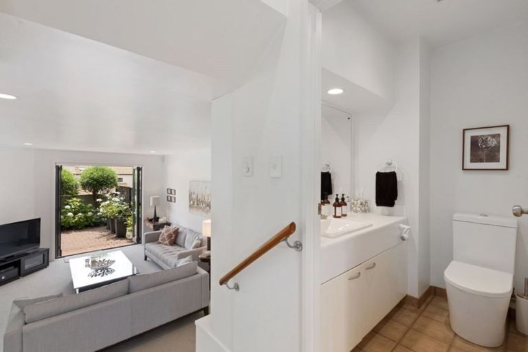 Photo of property in 7/270 Sunset Road, Windsor Park, Auckland, 0632