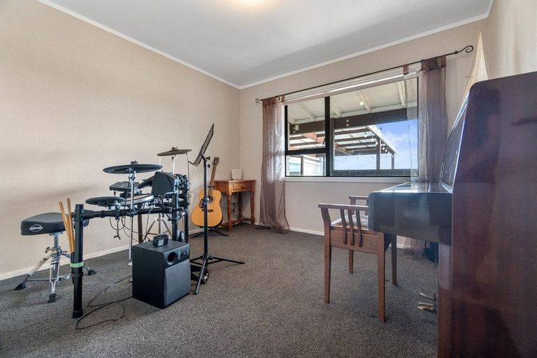Photo of property in 16 Hawke Place, Pukekohe, 2120