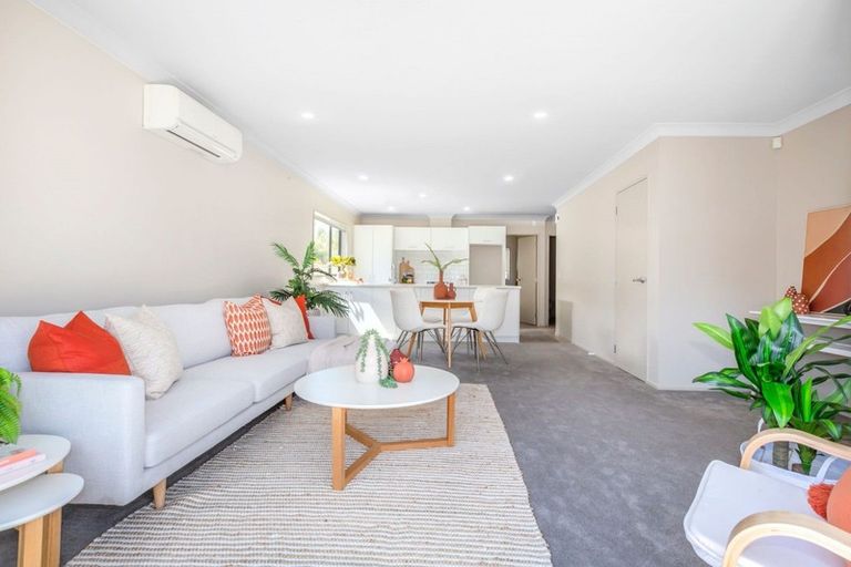 Photo of property in 6 Brindle Way, Newlands, Wellington, 6037