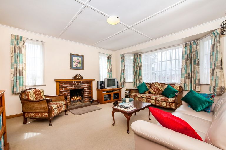 Photo of property in 14 Binsted Road, New Lynn, Auckland, 0600