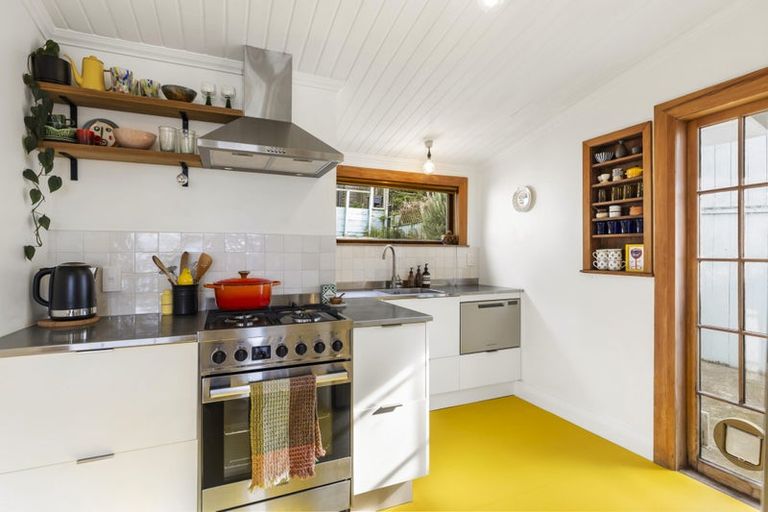 Photo of property in 176 Sutherland Road, Lyall Bay, Wellington, 6022