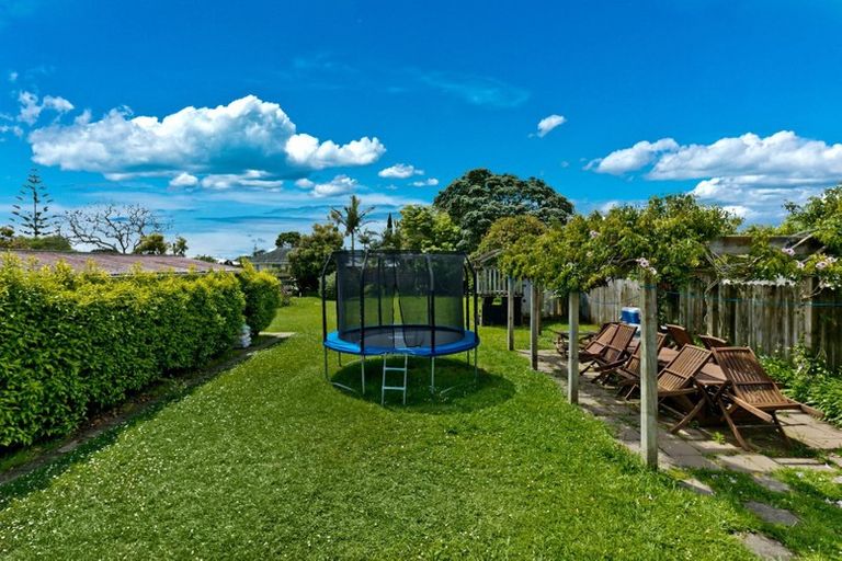 Photo of property in 18 Ward Crescent, Te Atatu Peninsula, Auckland, 0610