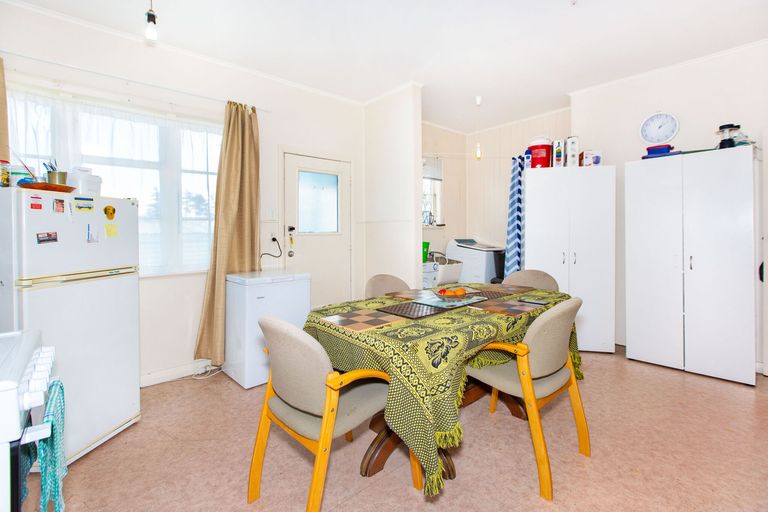 Photo of property in 84 Great South Road, Huntly, 3700