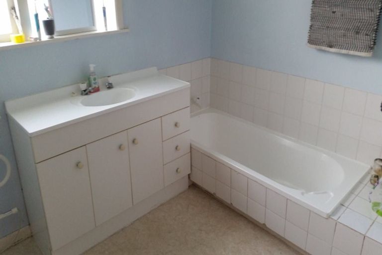 Photo of property in 84 Ocean View Road, Northcote, Auckland, 0627