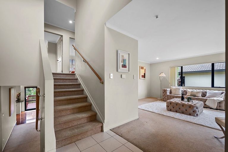 Photo of property in 16 Crimson Park, Oteha, Auckland, 0632