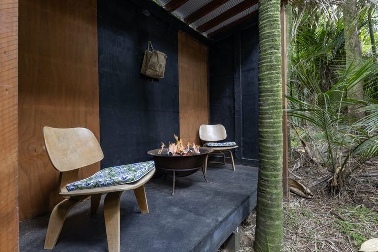 Photo of property in 33 Glenesk Road, Piha, New Lynn, 0772