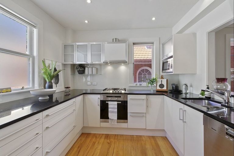 Photo of property in Inverleith Apartments, 3/306 Oriental Parade, Oriental Bay, Wellington, 6011