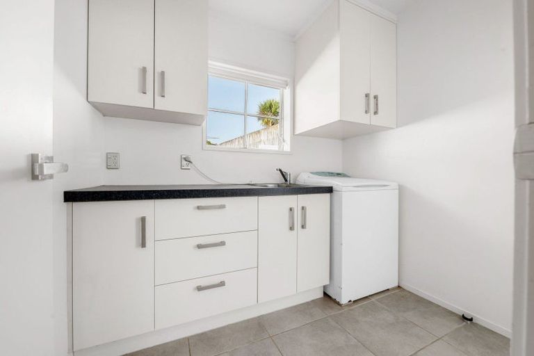 Photo of property in 42 Gilbass Avenue, Hamilton Lake, Hamilton, 3204