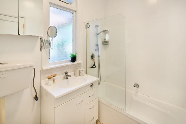 Photo of property in 13 Firth Terrace, Karori, Wellington, 6012