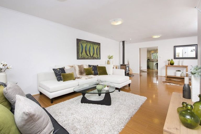 Photo of property in 22 Lochend Place, Highland Park, Auckland, 2010