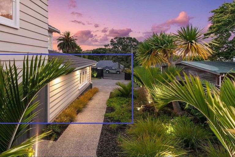 Photo of property in 28 Hanlon Crescent, Narrow Neck, Auckland, 0624