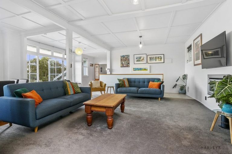 Photo of property in 1 Bush Road, Waiatarua, Auckland, 0604