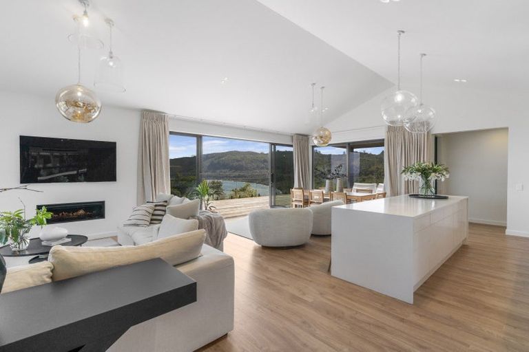 Photo of property in 33 Whakamoenga Point, Acacia Bay, Taupo, 3385