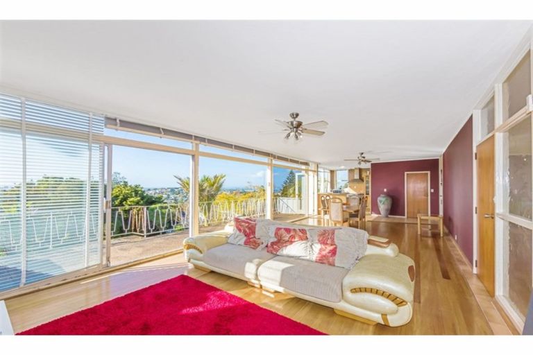 Photo of property in 181 Glenfield Road, Hillcrest, Auckland, 0627