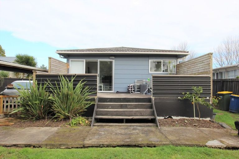 Photo of property in 2/5 Mannering Place, Hillcrest, Auckland, 0627