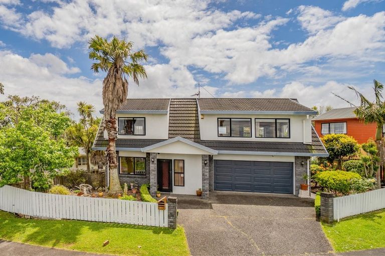 Photo of property in 1/3 Lantana Road, Green Bay, Auckland, 0604