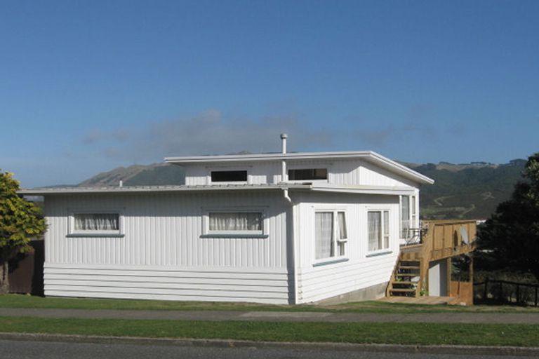 Photo of property in 31 Gloaming Hill, Titahi Bay, Porirua, 5022