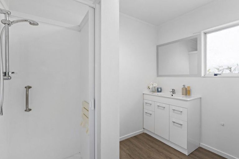 Photo of property in 142a Newlands Road, Newlands, Wellington, 6037