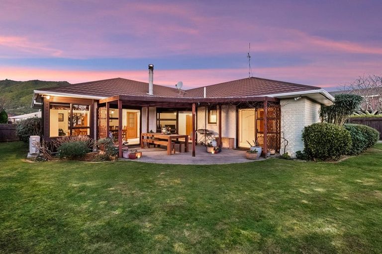 Photo of property in 8 Runanga Grove, Waikanae, 5036