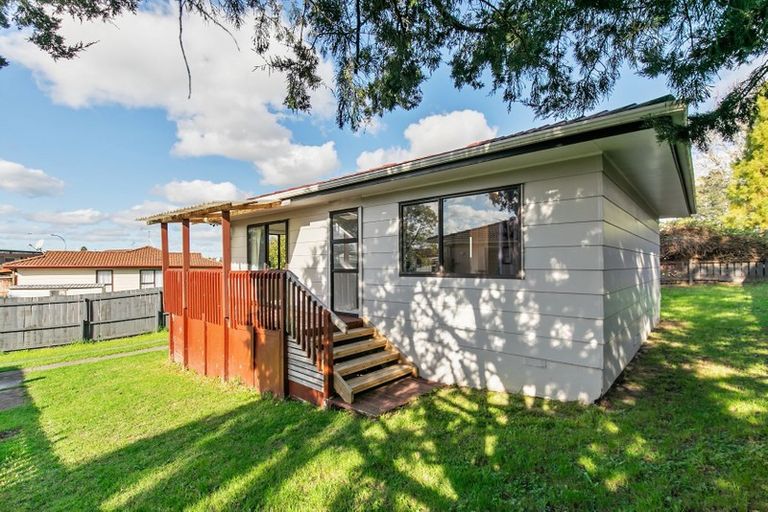 Photo of property in 2/35 Secretariat Place, Randwick Park, Auckland, 2105