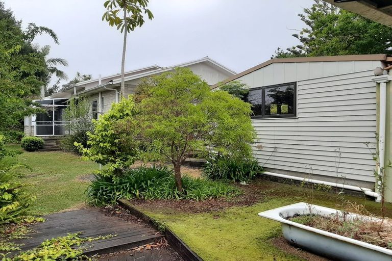 Photo of property in 31 Awaroa Road, Sunnyvale, Auckland, 0612