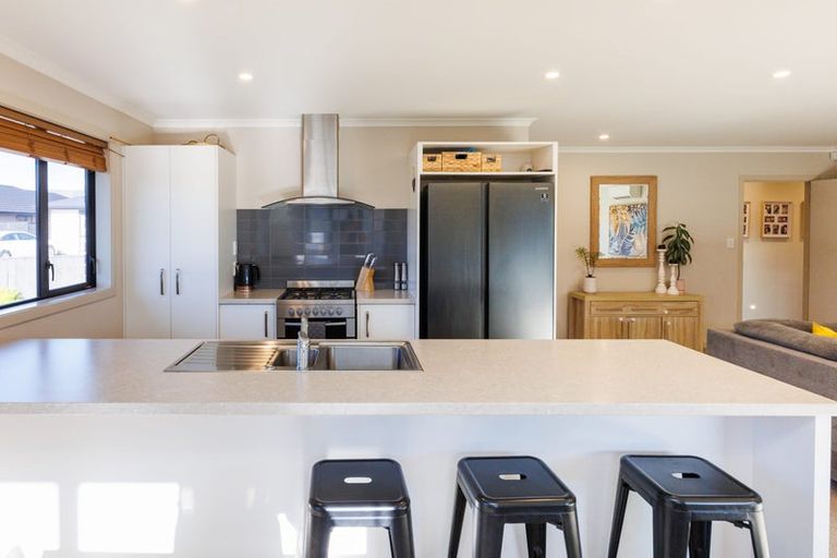 Photo of property in 34 Cyprus Place, Fitzherbert, Palmerston North, 4410