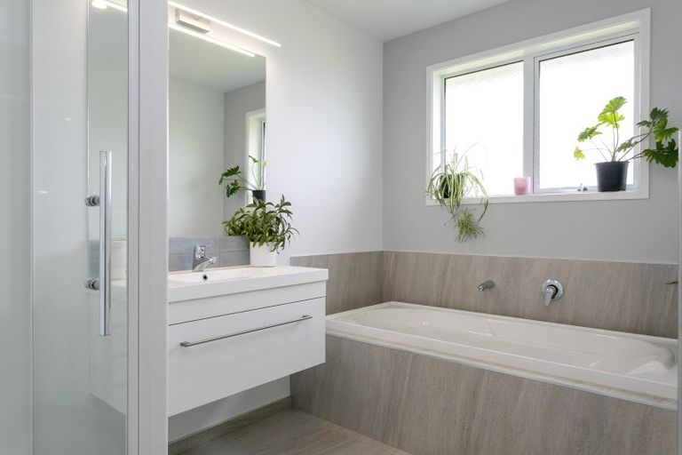 Photo of property in 6 Kahikatea Drive, Kinloch, Taupo, 3377