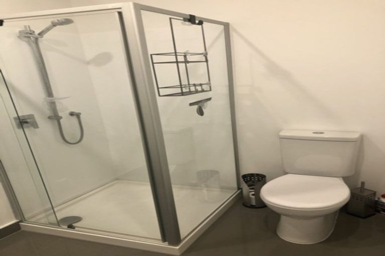 Photo of property in 4/15 Chivalry Road, Glenfield, Auckland, 0629