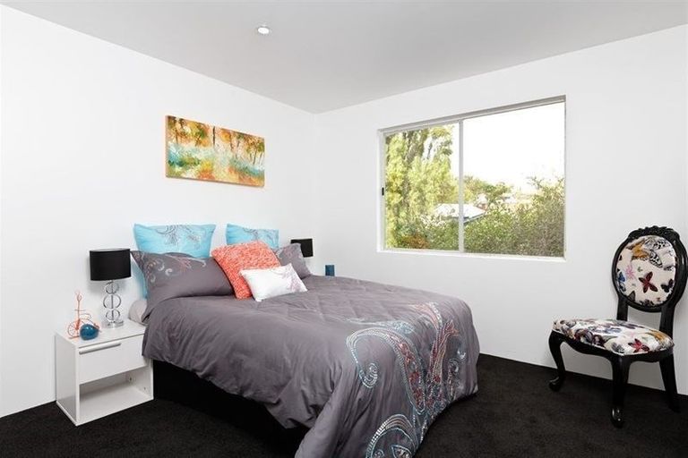 Photo of property in 2/7 Alston Avenue, Kelston, Auckland, 0602