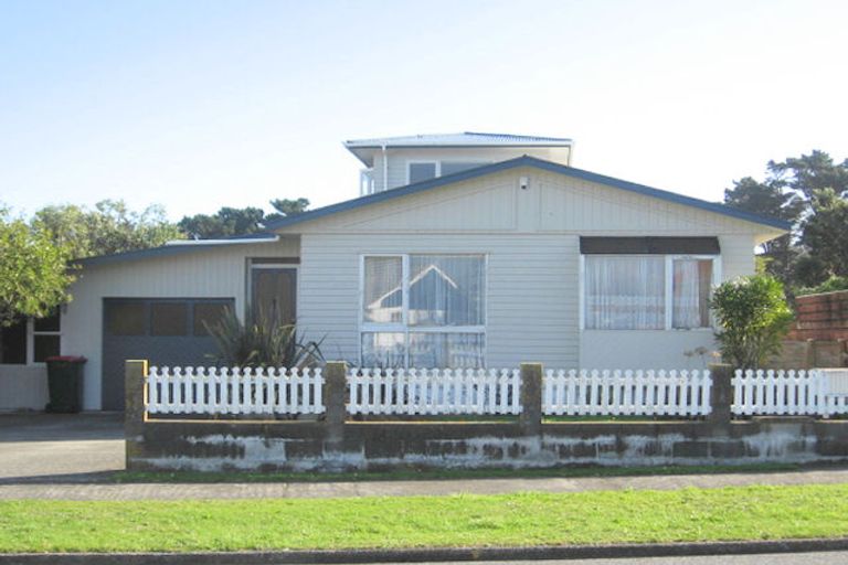 Photo of property in 6 Brian Place, Titahi Bay, Porirua, 5022