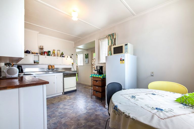 Photo of property in 14 Binsted Road, New Lynn, Auckland, 0600