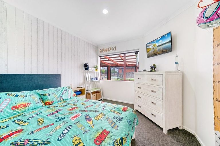 Photo of property in 8 Eloise Place, Clendon Park, Auckland, 2103