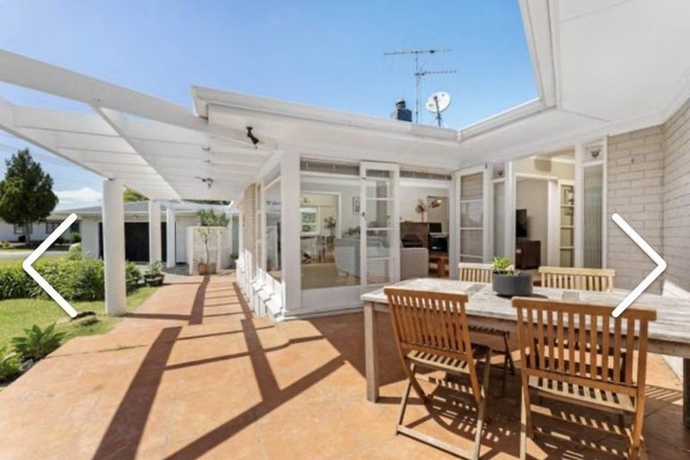 Photo of property in 33 Covil Avenue, Te Atatu South, Auckland, 0610