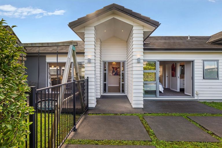 Photo of property in 36 Gilbransen Road, Kumeu, 0810